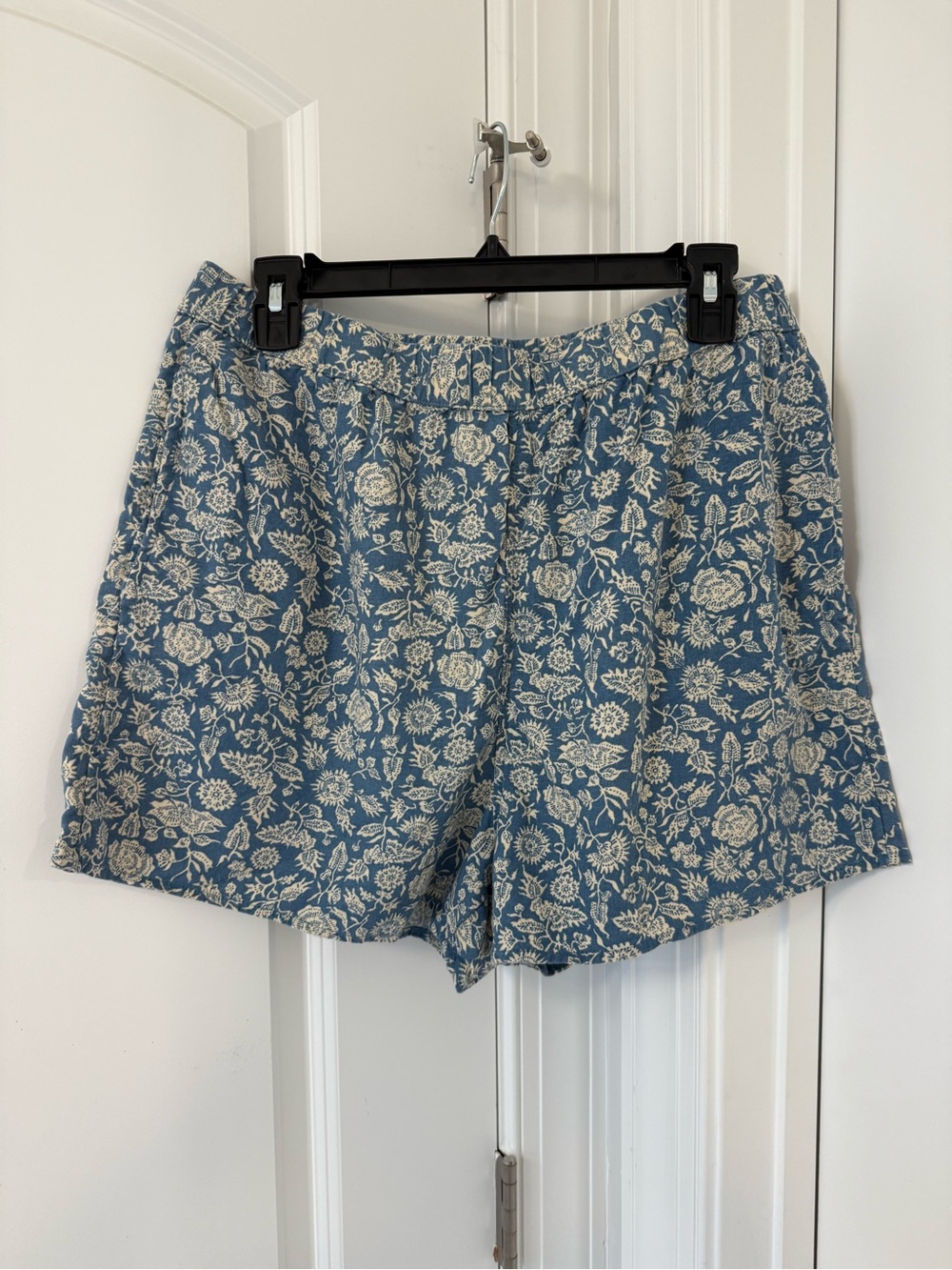 Universal Thread Blue Floral Cotton Blend Women's Shorts